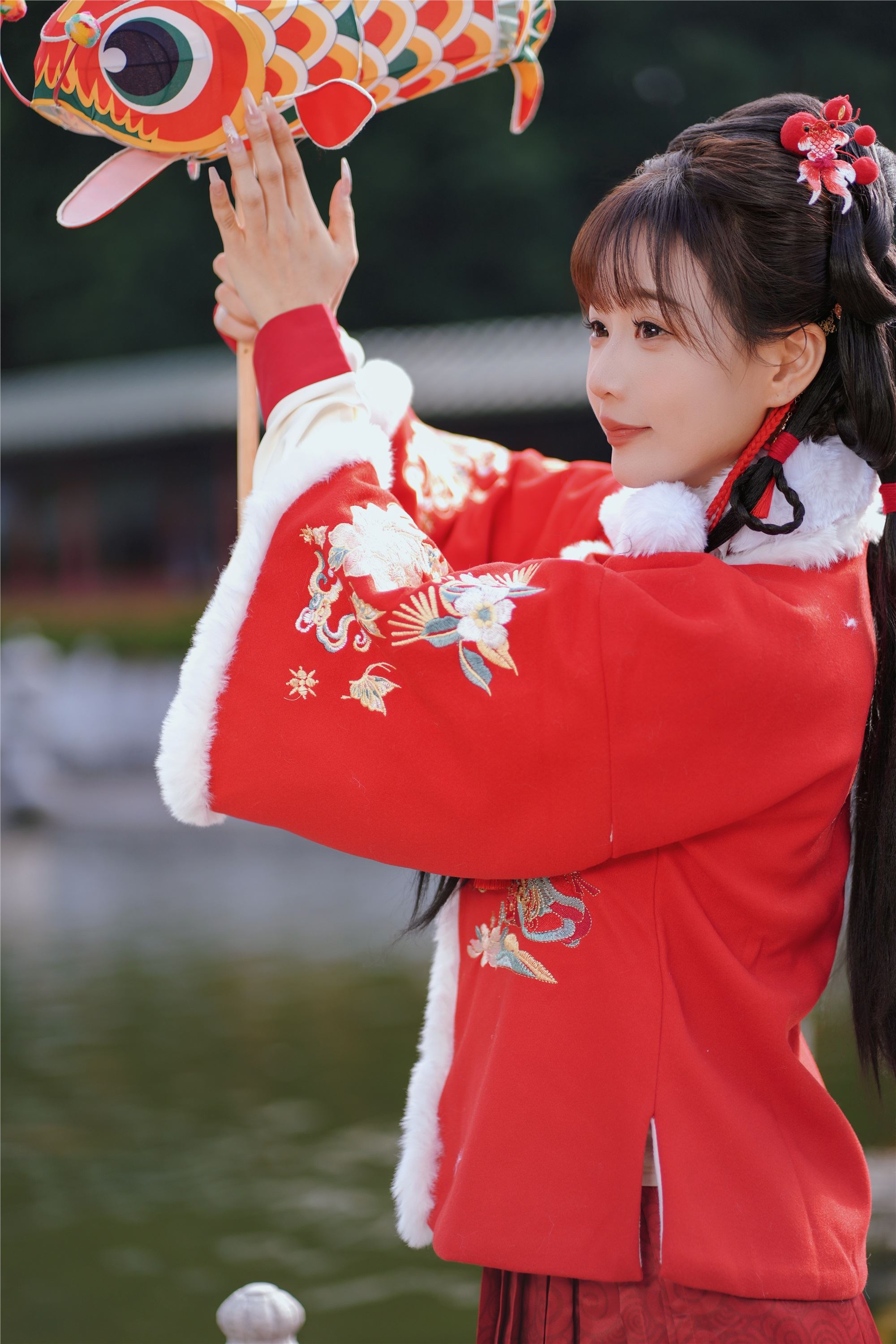 YITUYU艺图语 2025.01.31 红韵倩影 · 新年少女写真 甜心小鹿